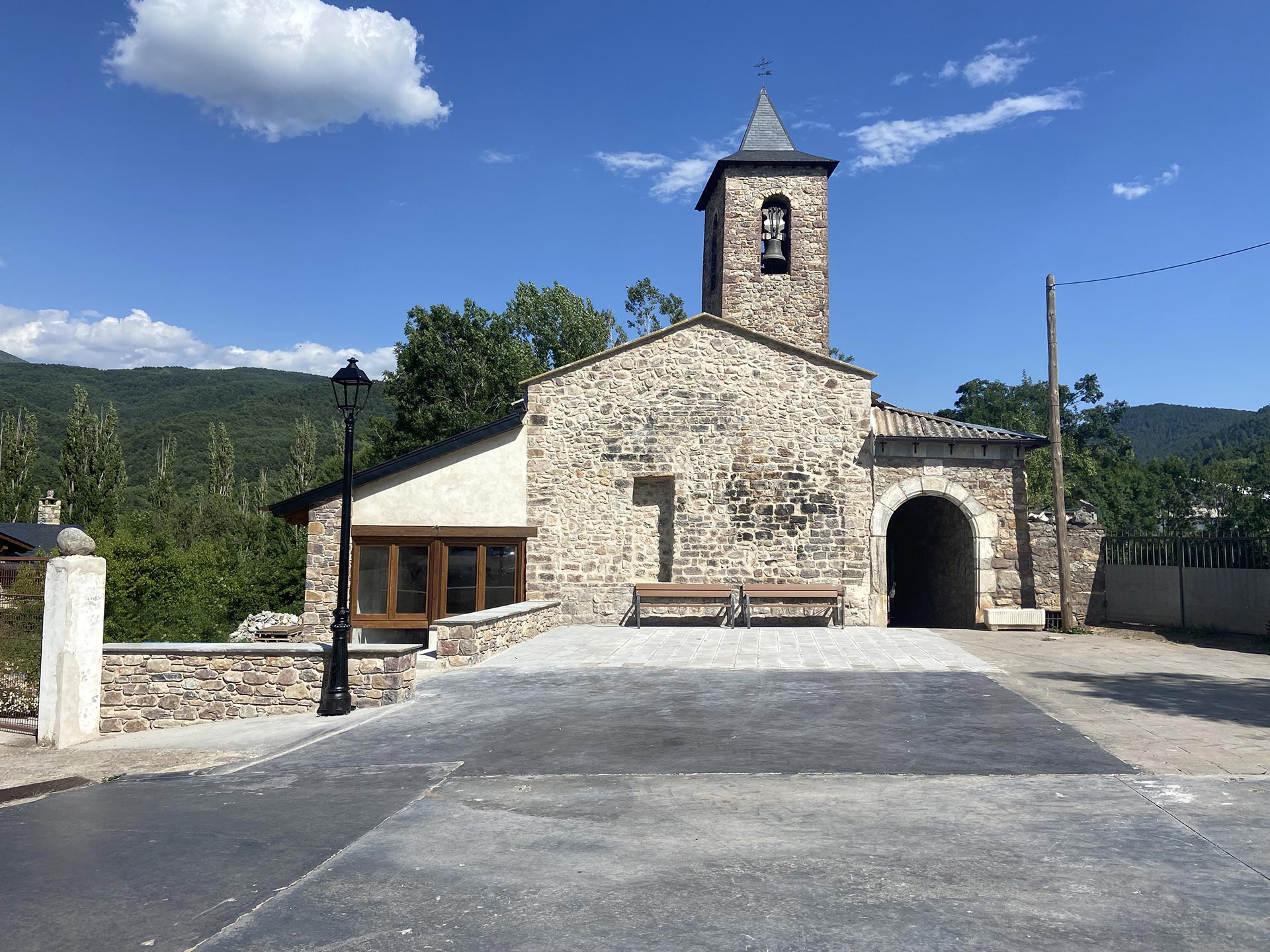 renovación plaza de iglesia en Benasque