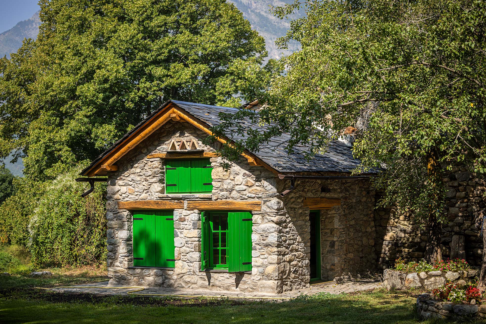 Vivienda reforma tradicional en Anciles con carpintería verde